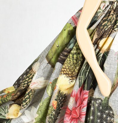 Bild av dekorativ bordslampa med botaniskt motiv