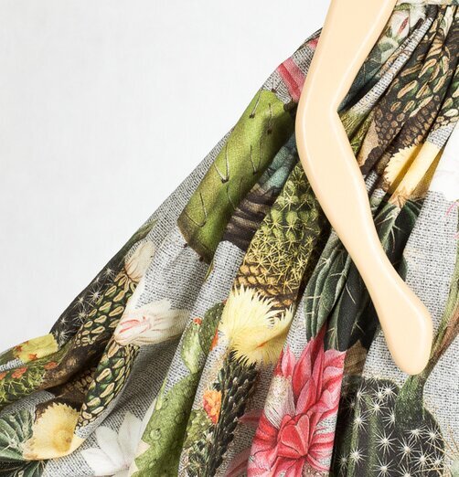 Bordslampa Agatha från Skitso med färgglad klänning