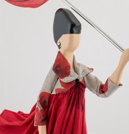 Bordslampa Patty från Skitso med röd lampskärm och träfigur