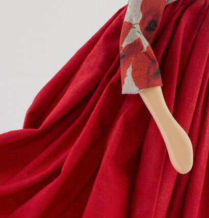 Bordslampa Patty från Skitso med unik klädd figurdesign