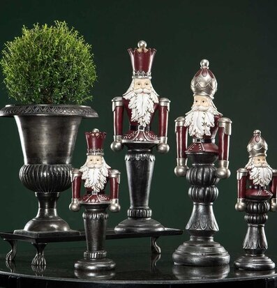 Bild av dekorativa nötknäppare i röd och silver