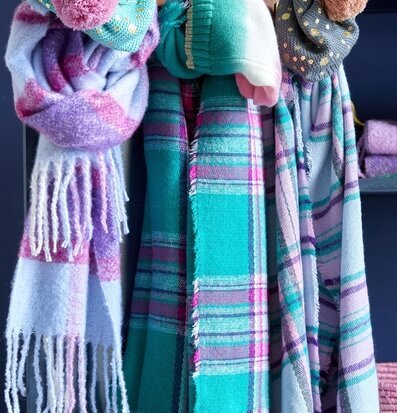 Bild av färgglada vintertillbehör med mössor och halsdukar