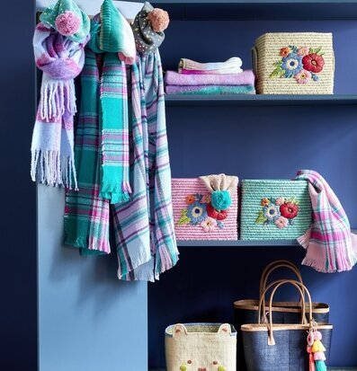 Bild av färggrann och harmonisk inredning med detaljer