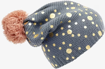Foto av grå stickad mössa med gyllene prickar och tofs