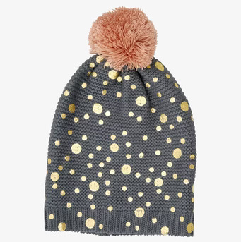 Bild av grå mössa med gyllene prickar och rosa tofs