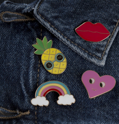 Bild av färgglada pins på denim med lekfull design