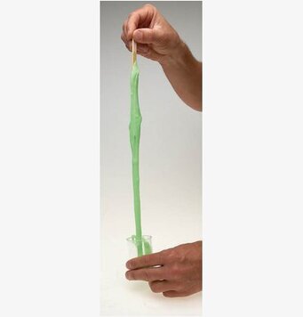 Bild av ljusgrön slime i händer med fokus på textur