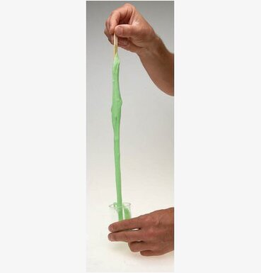 Hand håller grönt slime från Gör ditt eget slime, Worldwide co