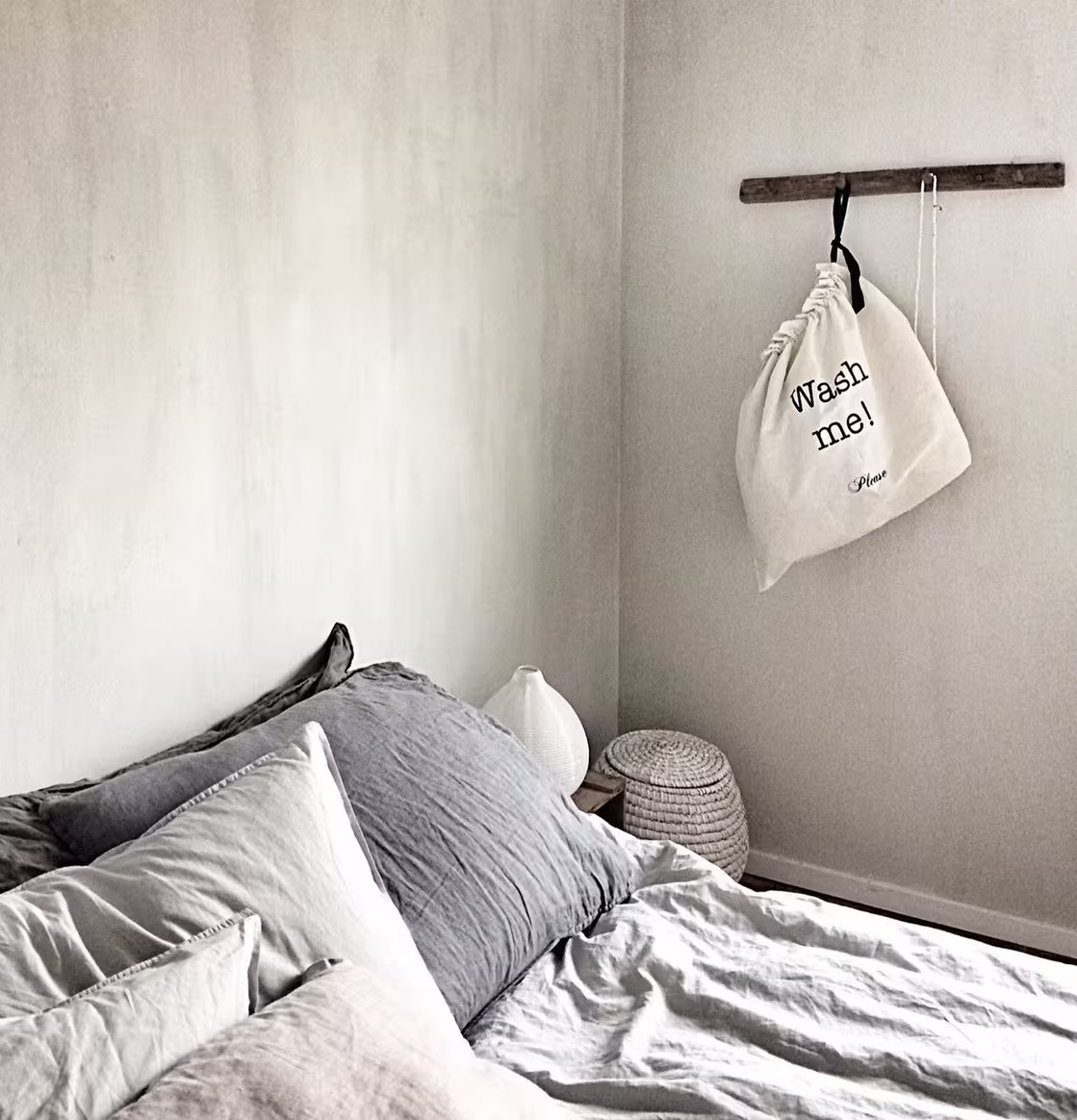 Bild av ett harmoniskt och rofyllt sovrum med stil