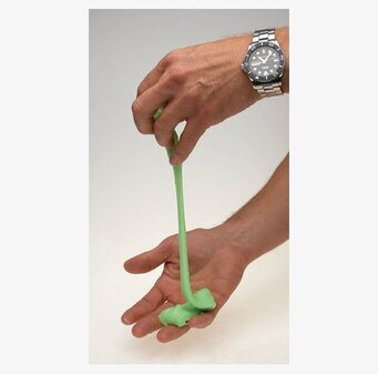 Foto av hand som sträcker elastiskt, ljusgrönt slime