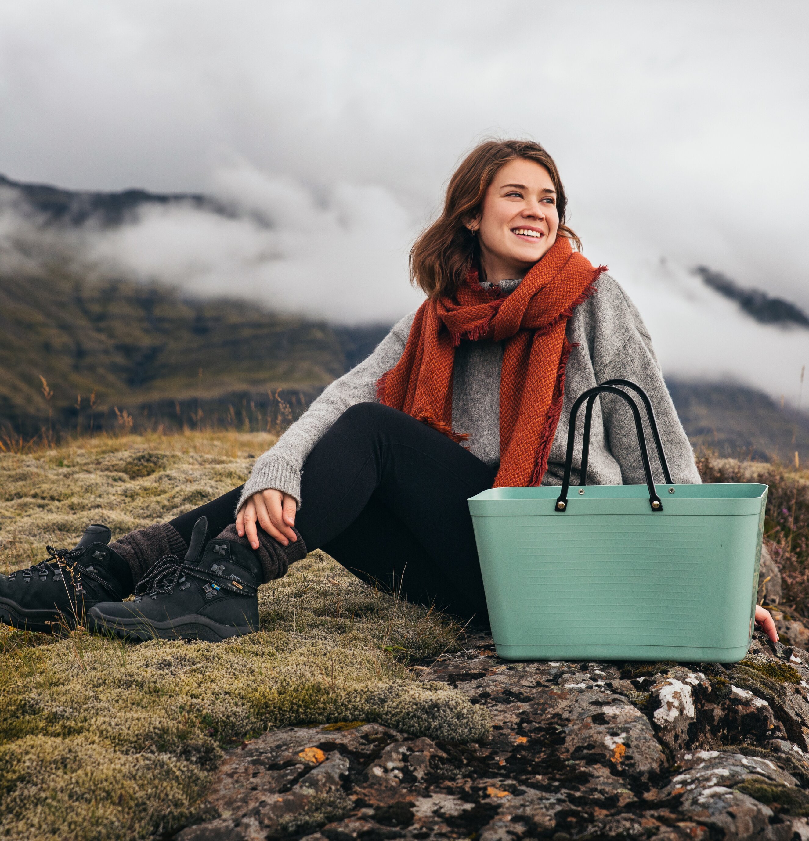 Kvinna med Väska Hinza Olivgrön - Green Plastic från Hinza