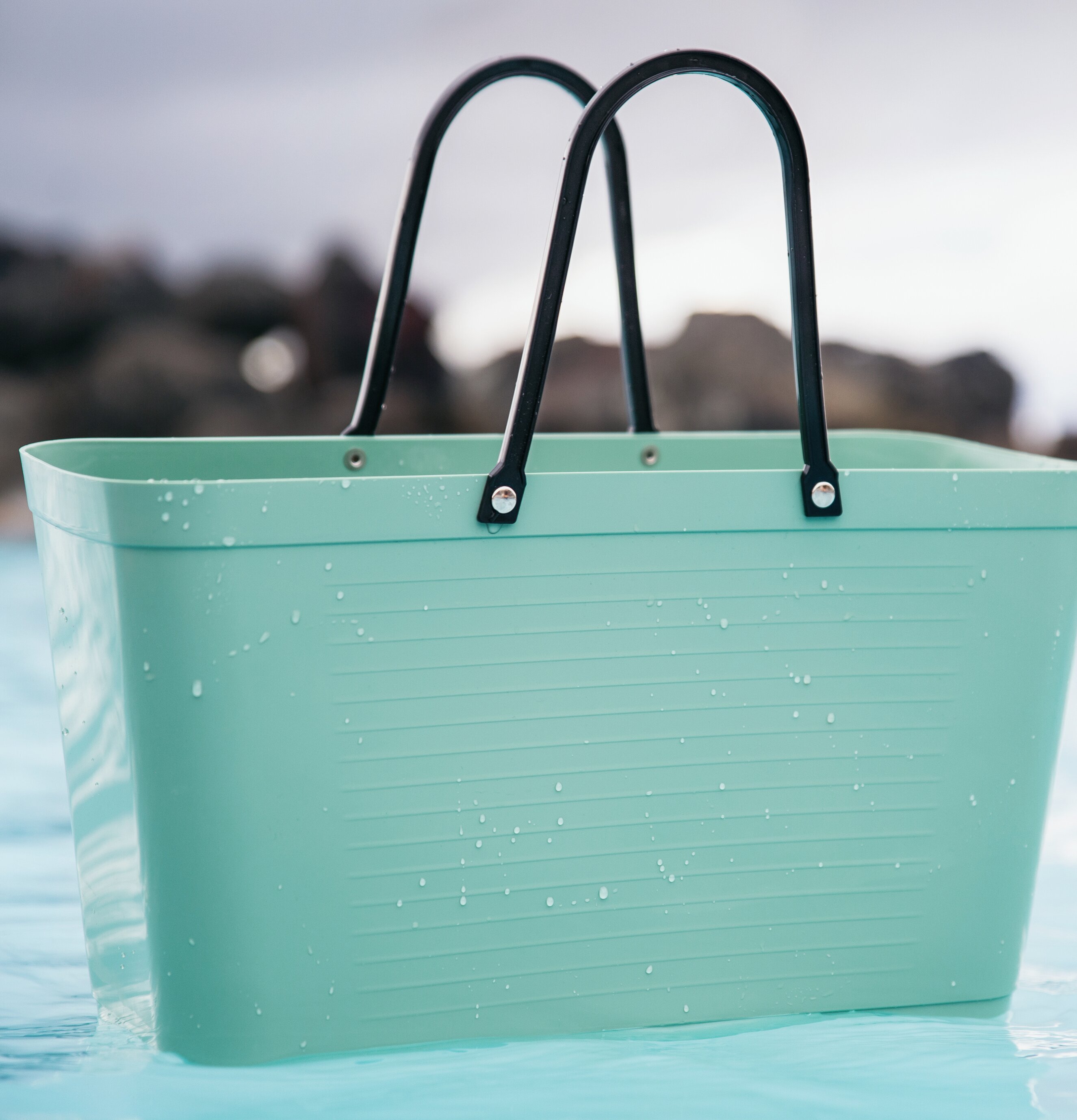 Väska Hinza Olivgrön - Green Plastic från Hinza vid vattnet