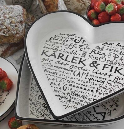 Bild av hjärtformad ugnsform med bröd och jordgubbar