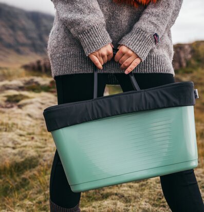 Foto: Stilren och praktisk väska i naturskön miljö