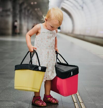 Bild av barn med färgglada väskor på tunnelbanan