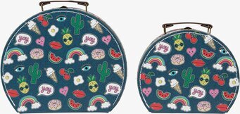 Bild av färgglada och lekfullt dekorerade väskor