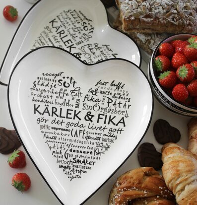 Bild av kärleksfullt dukat bord med svenska godsaker