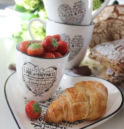 Bild av inbjudande fika-uppsättning med hjärtfat