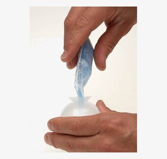 Bild av kreativt skapande med blått pulver och plastform