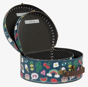 Bild av rund väska med färgglada motiv och läderrem