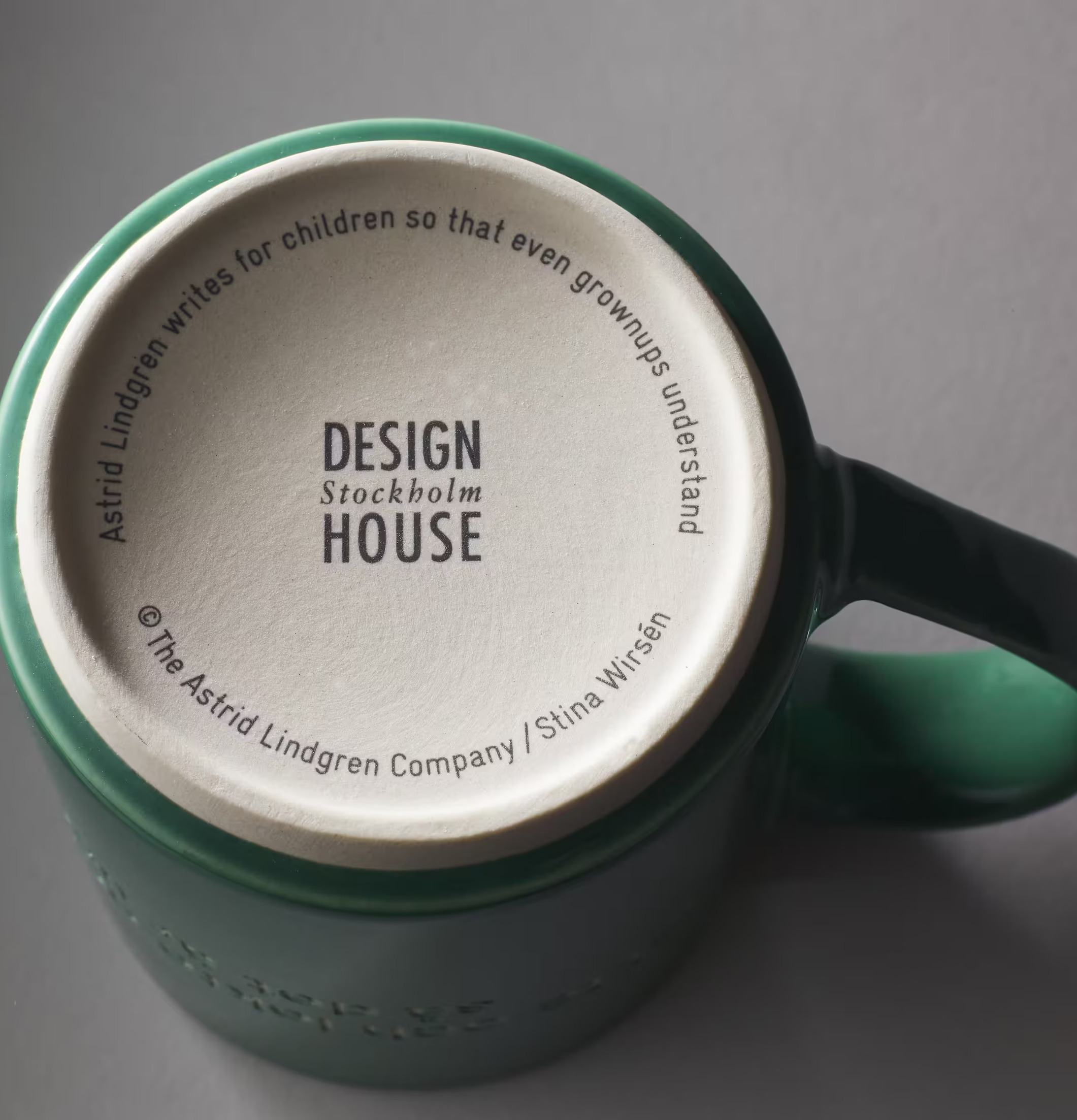 Mugg Astrid Lindgren Citat Mörkgrön från Design House Stockholm