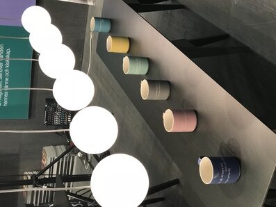 Foto av stilrena muggar med Astrid Lindgren-citat