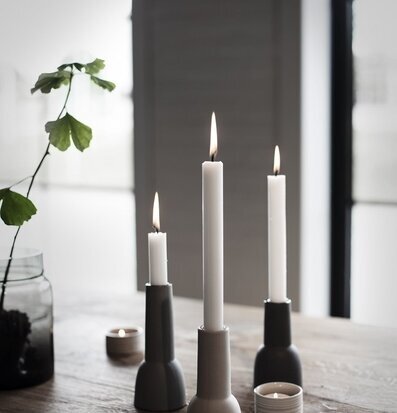 Bild av harmonisk bordsdekoration med ljusstakar