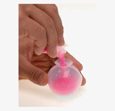 Gör en egen studsboll från Worldwide co set med rosa pulver