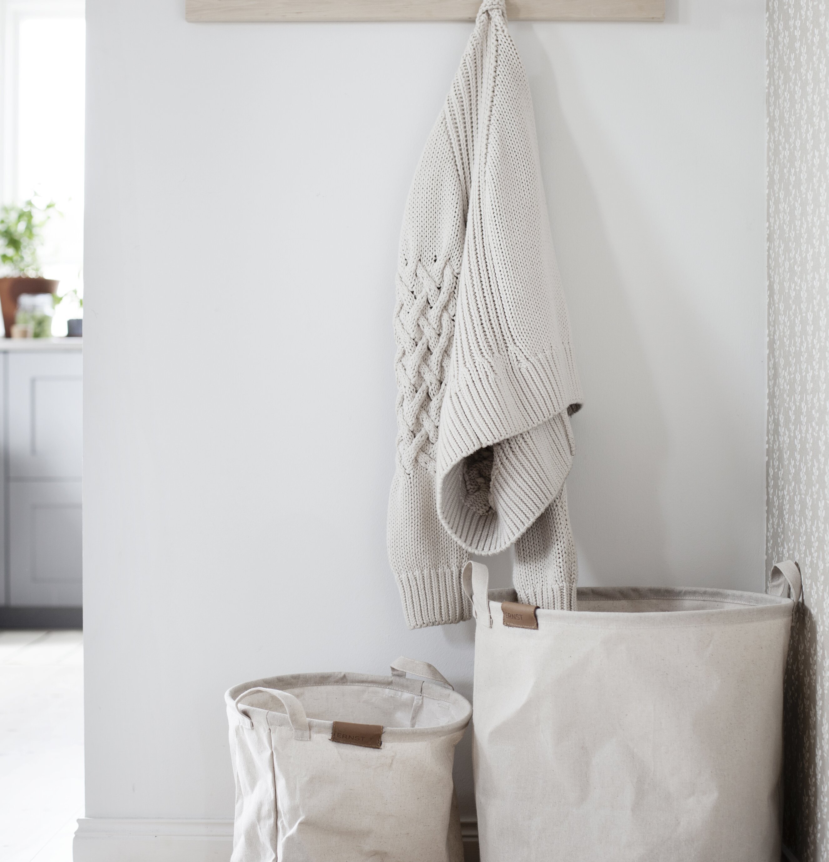 Tygförvaring Grå från Ernst på ljust trägolv vid vit vägg