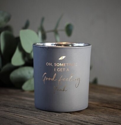 Bild av stilren ljuslykta med inspirerande text