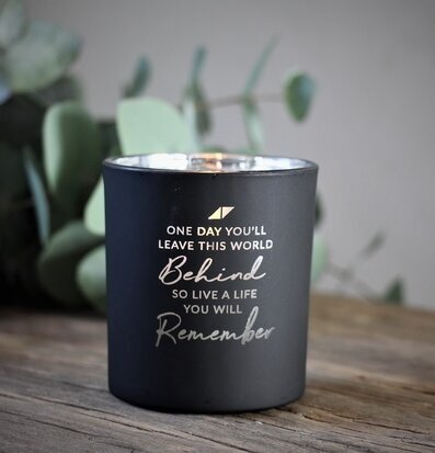 Foto av stilren ljuslykta med reflekterande insida