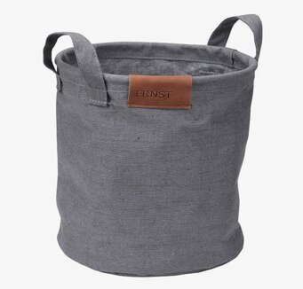 Bild av stilren grå tygförvaring med läderdetalj