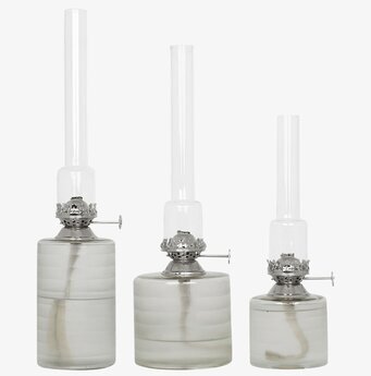 Foto av tre eleganta fotogenlampor med frostad bas