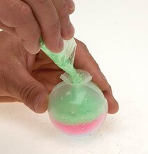 Bild av skapandeprocessen för en färgglad studsboll