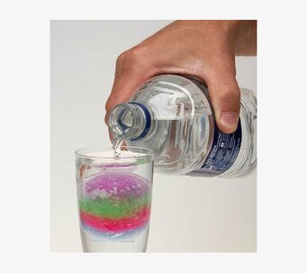 Foto: Kreativ process med färgglad studsboll och vatten