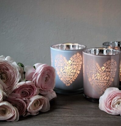 Bild av eleganta ljuslyktor med romantiska rosor