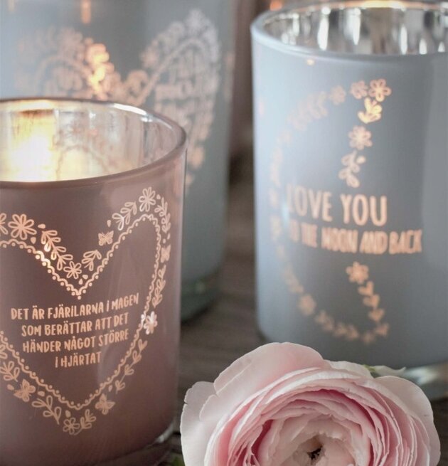 Bild: Harmonisk atmosfär med ljuslyktor och blommor