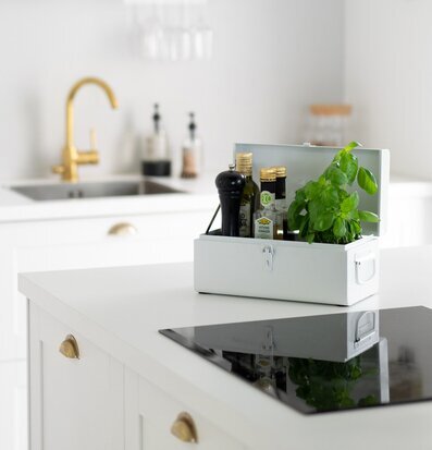 Bild av ljust kök med stilren och funktionell estetik