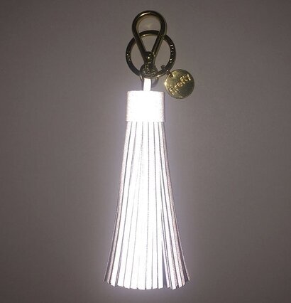 Foto av stilren och funktionell accessoar med tofs