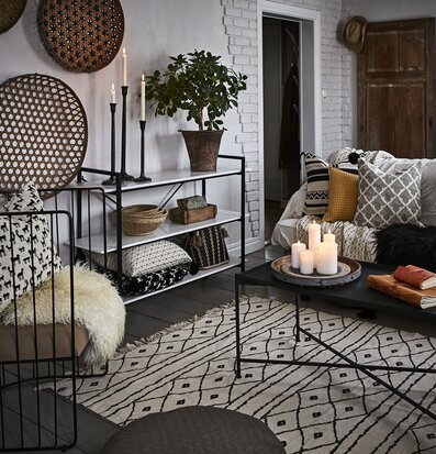 Bild av smakfullt inrett vardagsrum med mysig atmosfär