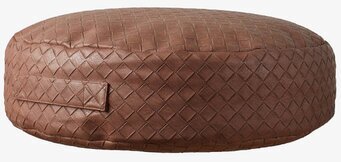 Bild av en flätad brun sittpuff med ergonomisk design