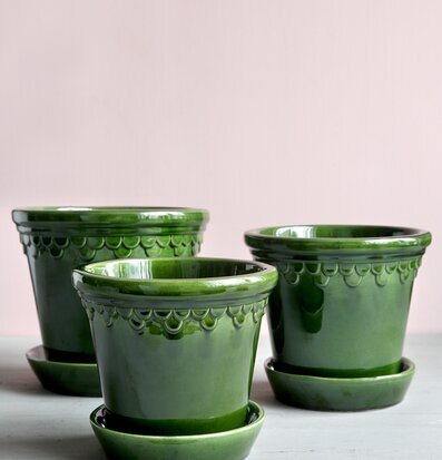 Bild av eleganta gröna blomkrukor med tidlös design