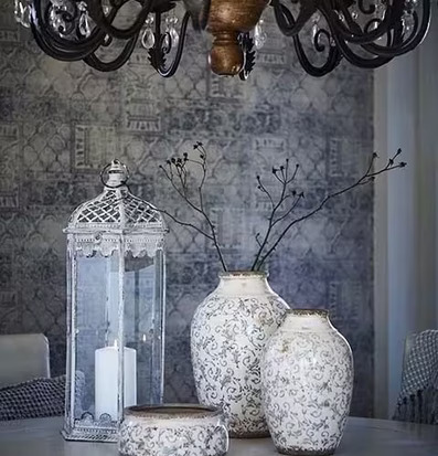 Foto av elegant inredning med kruka och ljuskrona