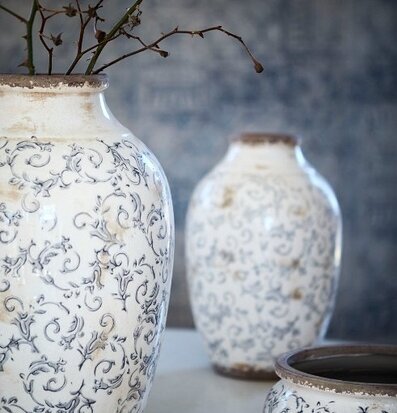 Foto av tre dekorativa krukor med elegant mönster