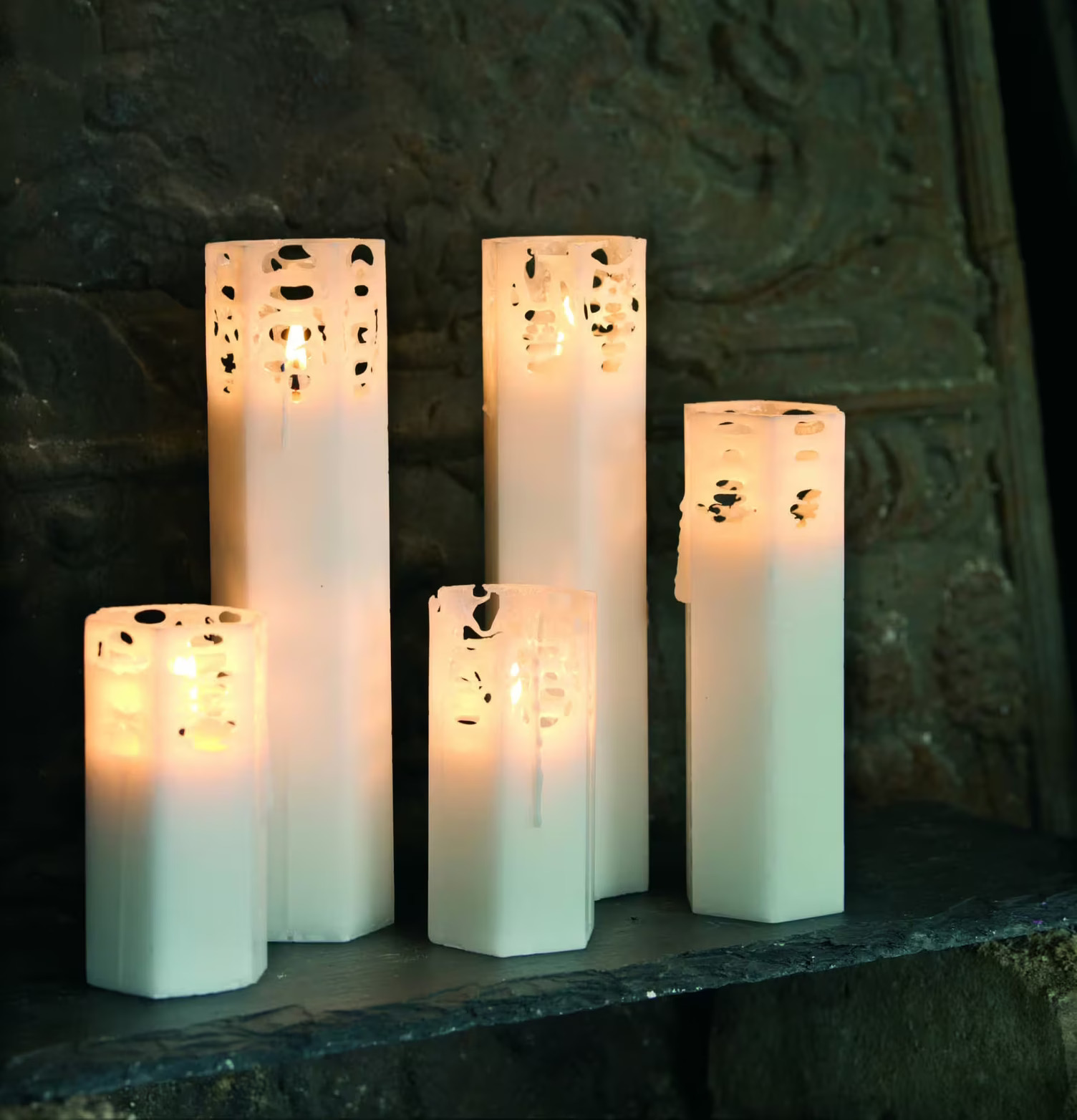 Bild av stearinljus med spindelnätsdesign och skuggeffekter