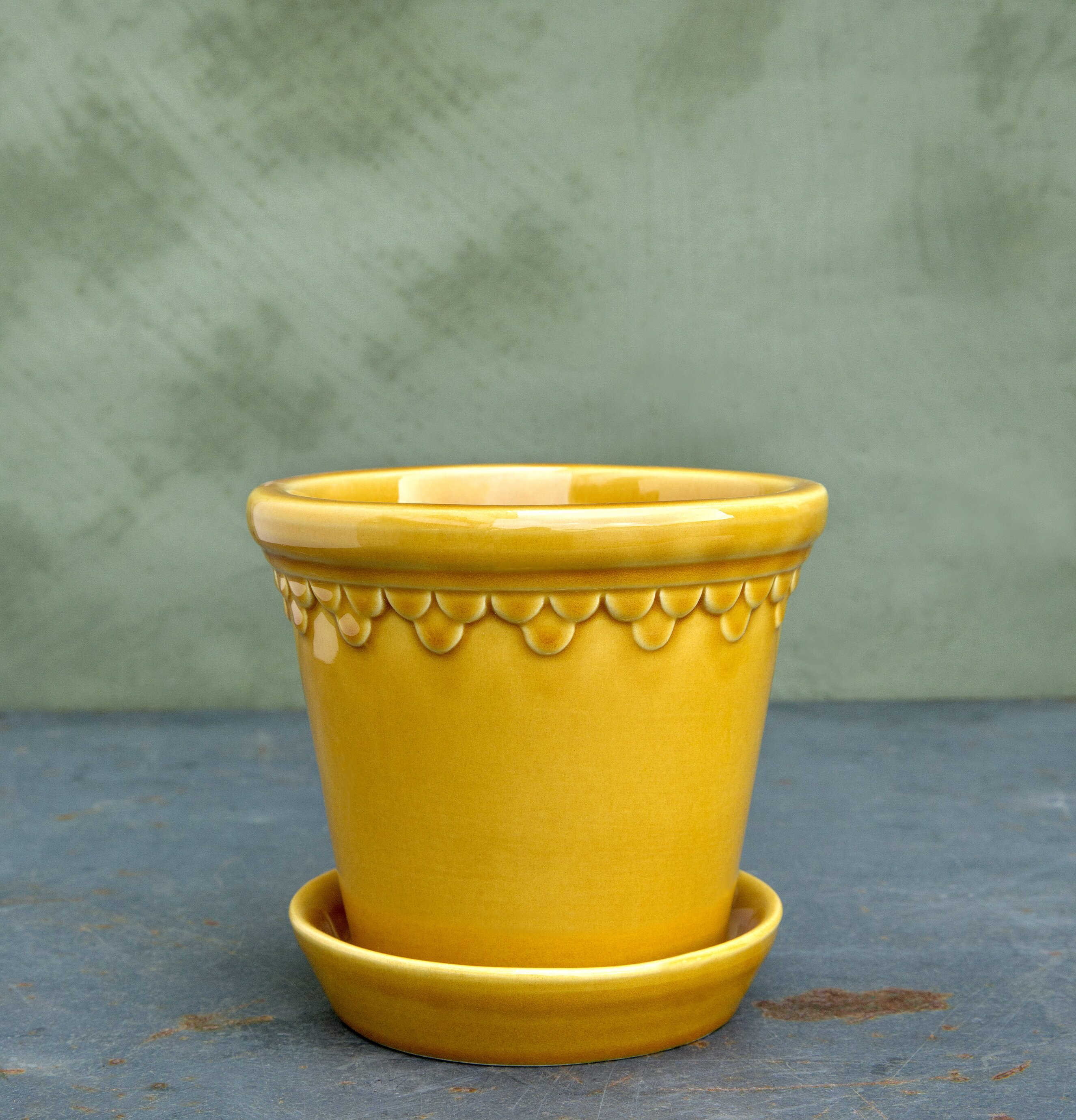 Foto av gul blomkruka med klassisk och tidlös design