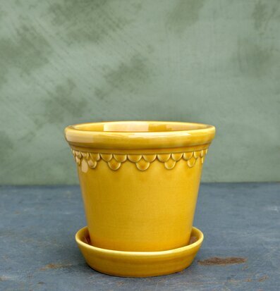Foto av gul blomkruka med klassisk och tidlös design