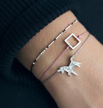 Bild av elegant hand med stilfulla smycken och armband