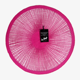 Bild av rund bordstablett med cerise färg och mönster