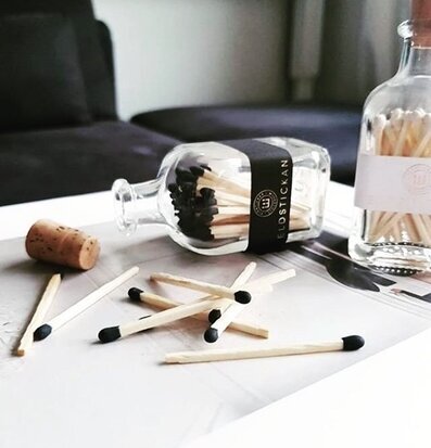 Foto av stilrena glaskupor med eleganta tändstickor